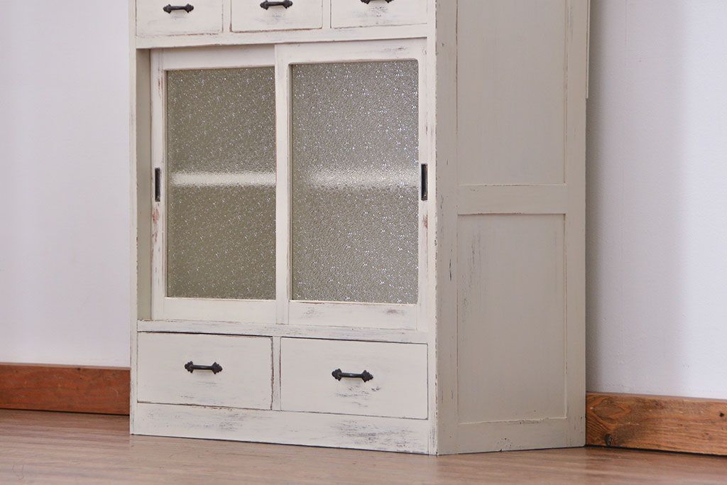 アンティーク家具　アンティークペイント　ダイヤガラス入りの小振りな食器棚(収納棚、戸棚)