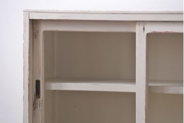 アンティーク家具　アンティークペイント　ダイヤガラス入りの小振りな食器棚(収納棚、戸棚)