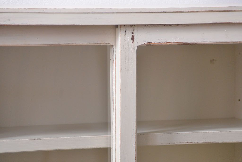 アンティーク家具　アンティークペイント　ダイヤガラス入りの小振りな食器棚(収納棚、戸棚)