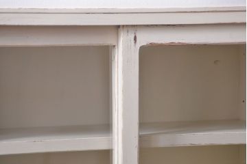 アンティーク家具　アンティークペイント　ダイヤガラス入りの小振りな食器棚(収納棚、戸棚)