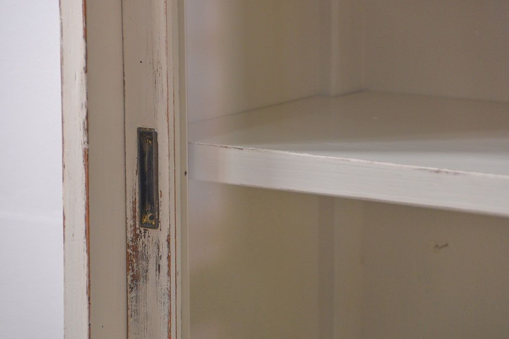 アンティーク家具　アンティークペイント　ダイヤガラス入りの小振りな食器棚(収納棚、戸棚)