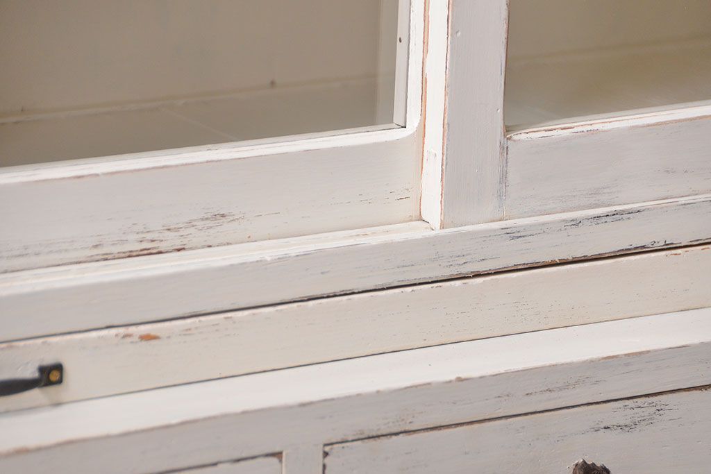 アンティーク家具　アンティークペイント　ダイヤガラス入りの小振りな食器棚(収納棚、戸棚)