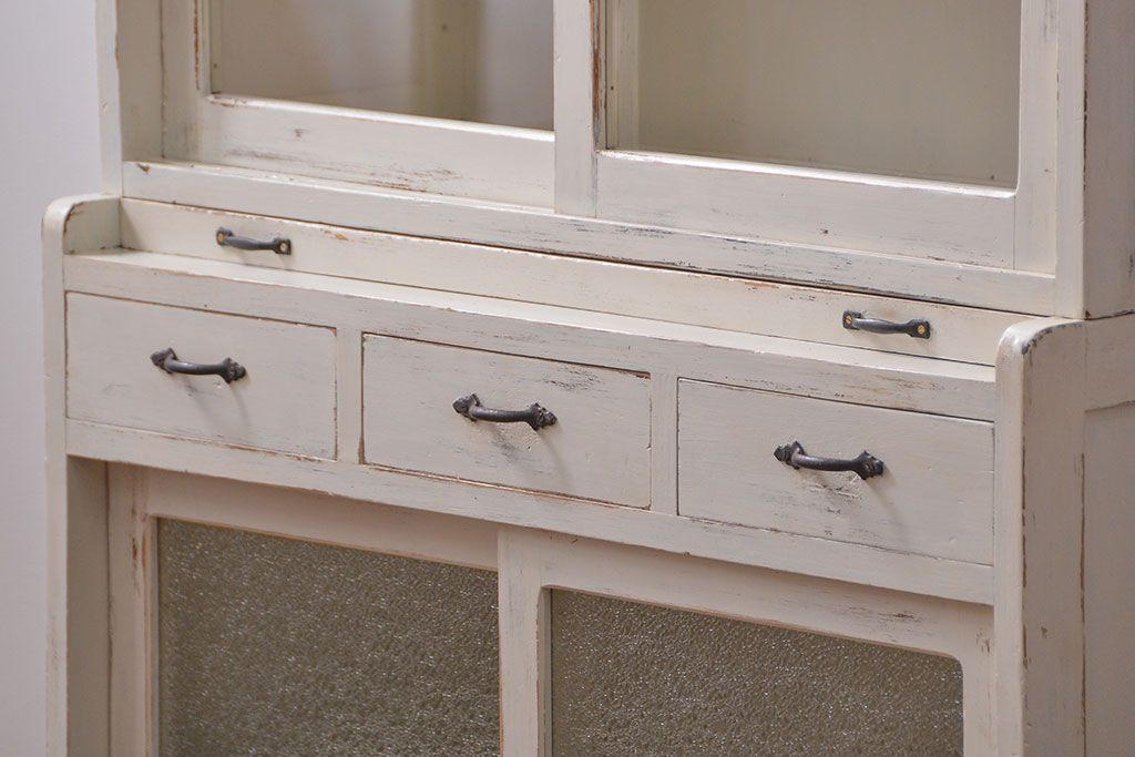 アンティーク家具　アンティークペイント　ダイヤガラス入りの小振りな食器棚(収納棚、戸棚)