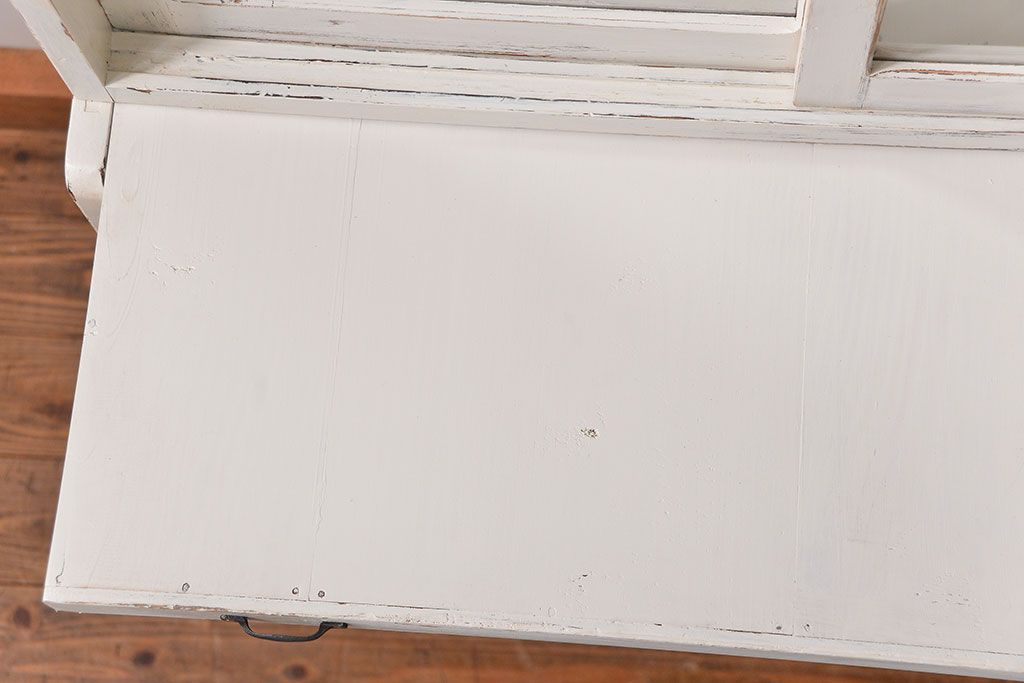 アンティーク家具　アンティークペイント　ダイヤガラス入りの小振りな食器棚(収納棚、戸棚)