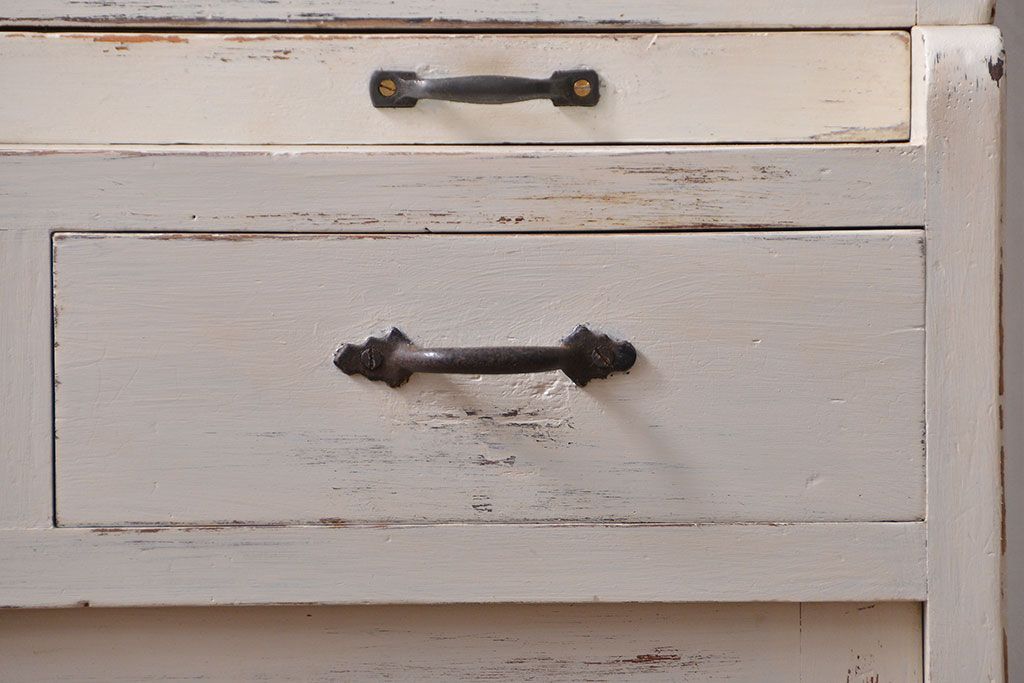 アンティーク家具　アンティークペイント　ダイヤガラス入りの小振りな食器棚(収納棚、戸棚)