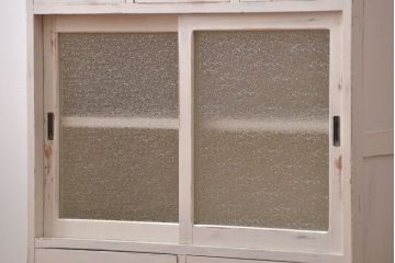 アンティーク家具　アンティークペイント　ダイヤガラス入りの小振りな食器棚(収納棚、戸棚)