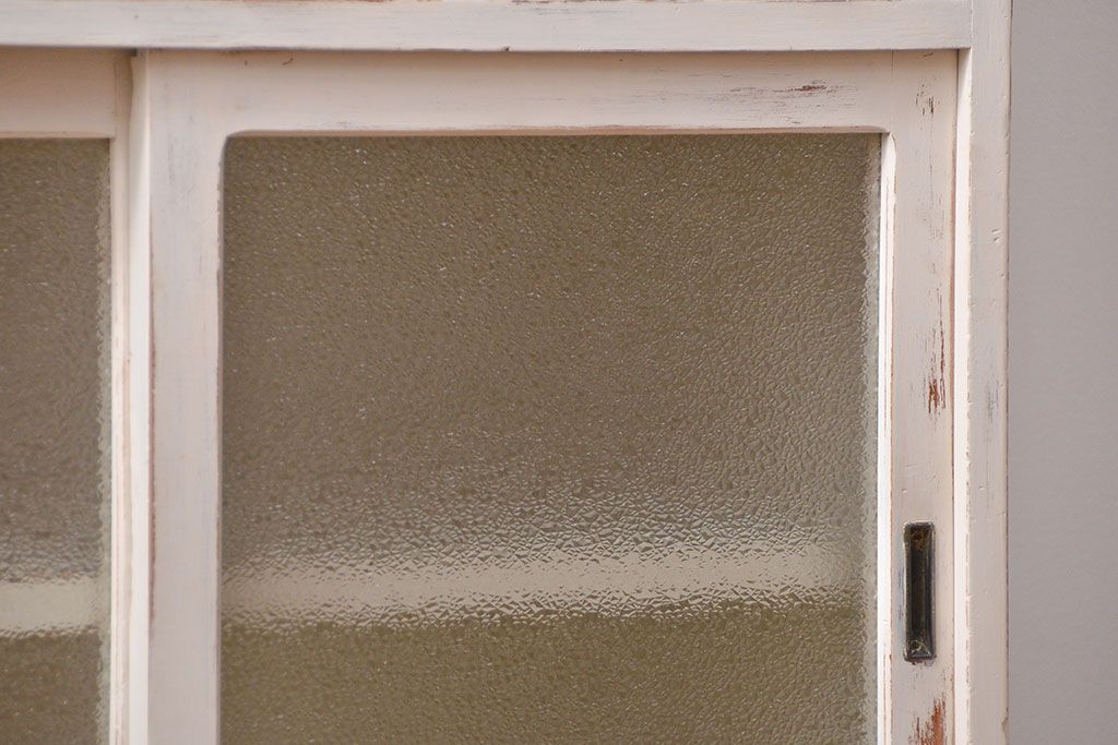 アンティーク家具　アンティークペイント　ダイヤガラス入りの小振りな食器棚(収納棚、戸棚)