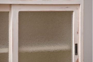 アンティーク家具　アンティークペイント　ダイヤガラス入りの小振りな食器棚(収納棚、戸棚)