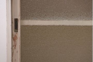 アンティーク家具　アンティークペイント　ダイヤガラス入りの小振りな食器棚(収納棚、戸棚)