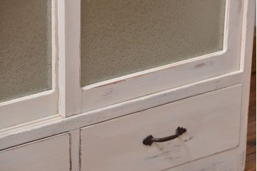 アンティーク家具　アンティークペイント　ダイヤガラス入りの小振りな食器棚(収納棚、戸棚)