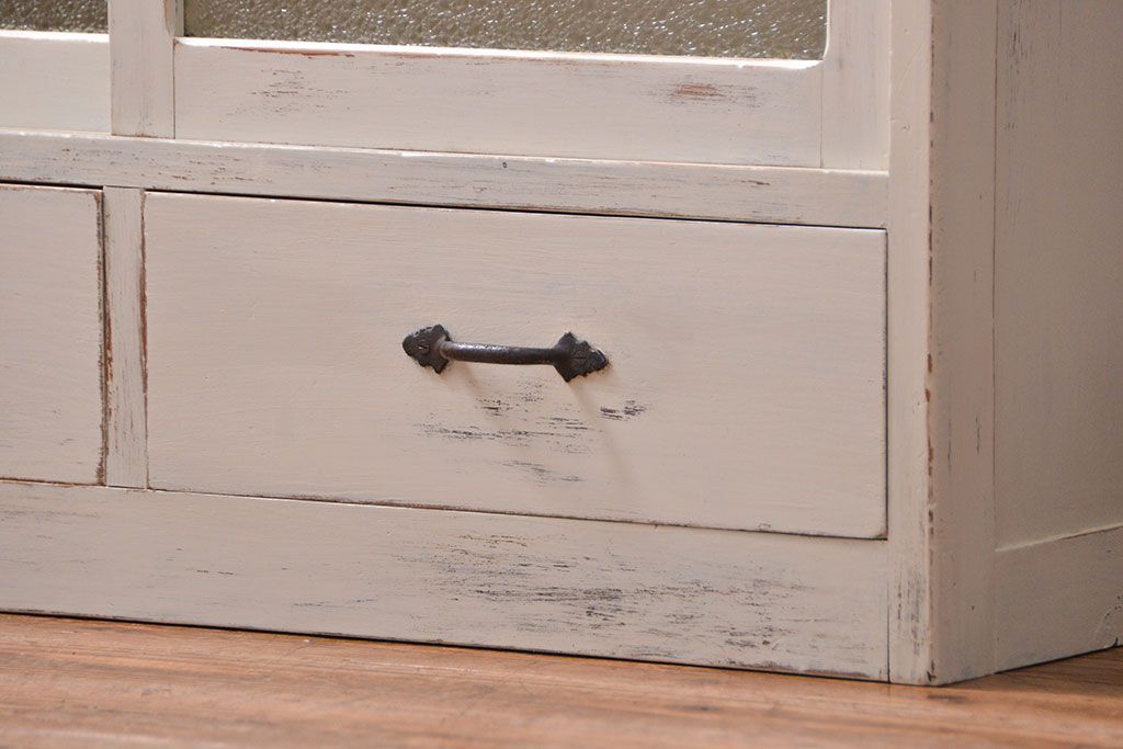 アンティーク家具　アンティークペイント　ダイヤガラス入りの小振りな食器棚(収納棚、戸棚)