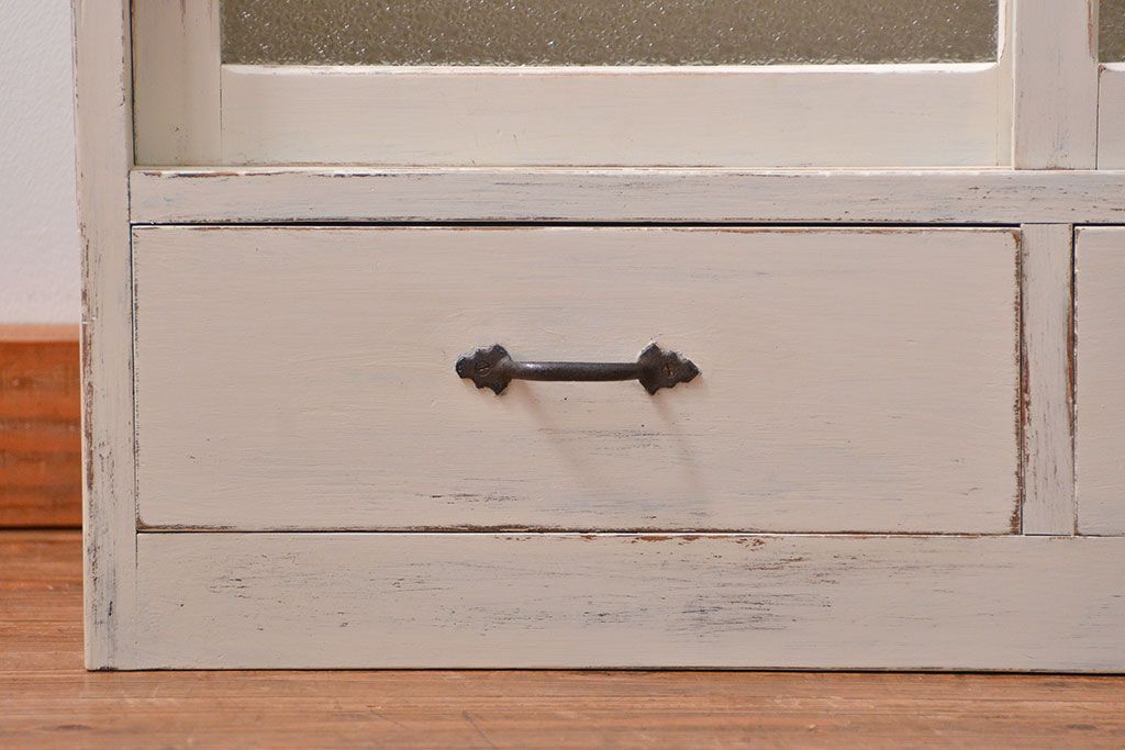 アンティーク家具　アンティークペイント　ダイヤガラス入りの小振りな食器棚(収納棚、戸棚)