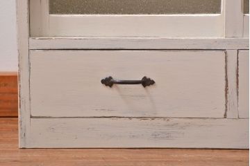 アンティーク家具　アンティークペイント　ダイヤガラス入りの小振りな食器棚(収納棚、戸棚)