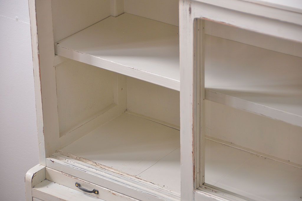 アンティーク家具　アンティークペイント　ダイヤガラス入りの小振りな食器棚(収納棚、戸棚)