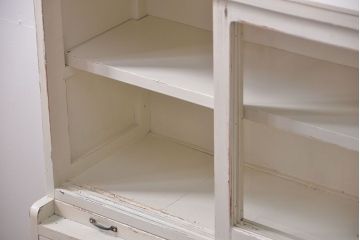 アンティーク家具　アンティークペイント　ダイヤガラス入りの小振りな食器棚(収納棚、戸棚)