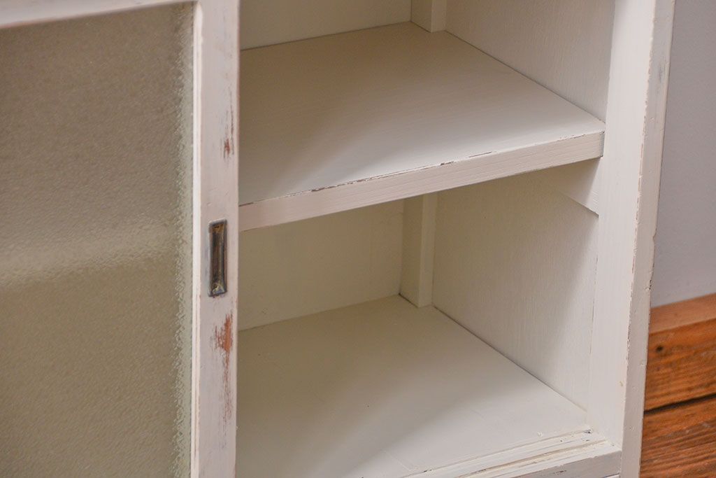 アンティーク家具　アンティークペイント　ダイヤガラス入りの小振りな食器棚(収納棚、戸棚)