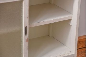 アンティーク家具　アンティークペイント　ダイヤガラス入りの小振りな食器棚(収納棚、戸棚)