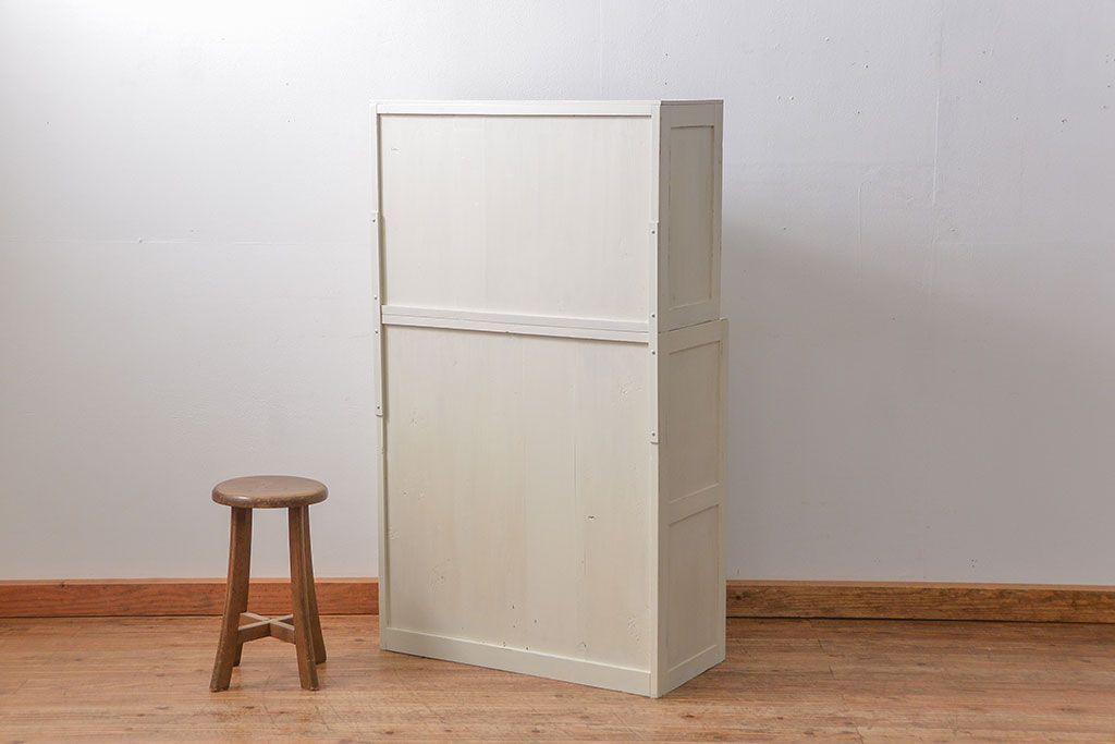 アンティーク家具　アンティークペイント　ダイヤガラス入りの小振りな食器棚(収納棚、戸棚)