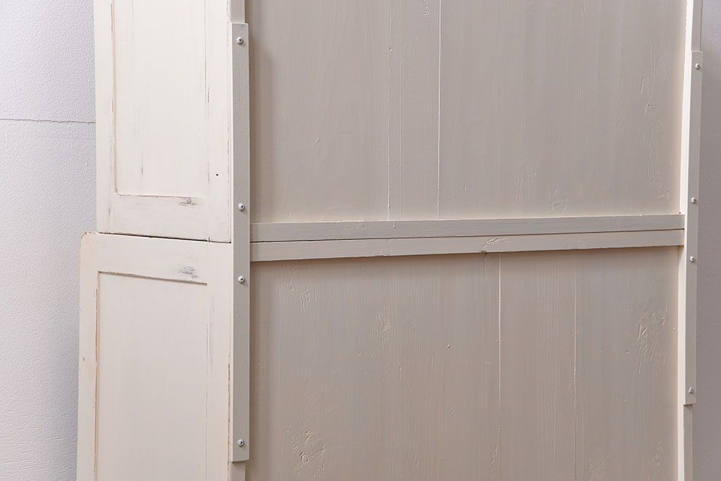 アンティーク家具　アンティークペイント　ダイヤガラス入りの小振りな食器棚(収納棚、戸棚)