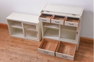 アンティーク家具　アンティークペイント　ダイヤガラス入りの小振りな食器棚(収納棚、戸棚)