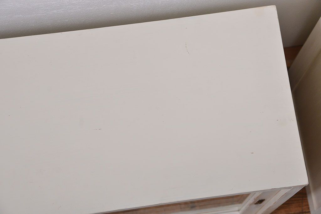 アンティーク家具　アンティークペイント　ダイヤガラス入りの小振りな食器棚(収納棚、戸棚)