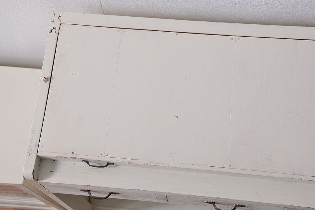 アンティーク家具　アンティークペイント　ダイヤガラス入りの小振りな食器棚(収納棚、戸棚)