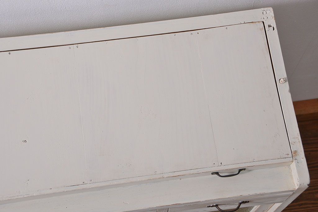 アンティーク家具　アンティークペイント　ダイヤガラス入りの小振りな食器棚(収納棚、戸棚)