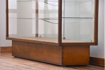 レトロ家具　昭和レトロ　シンプルで大振りなアンティークガラスケース(ショーケース、飾り棚)