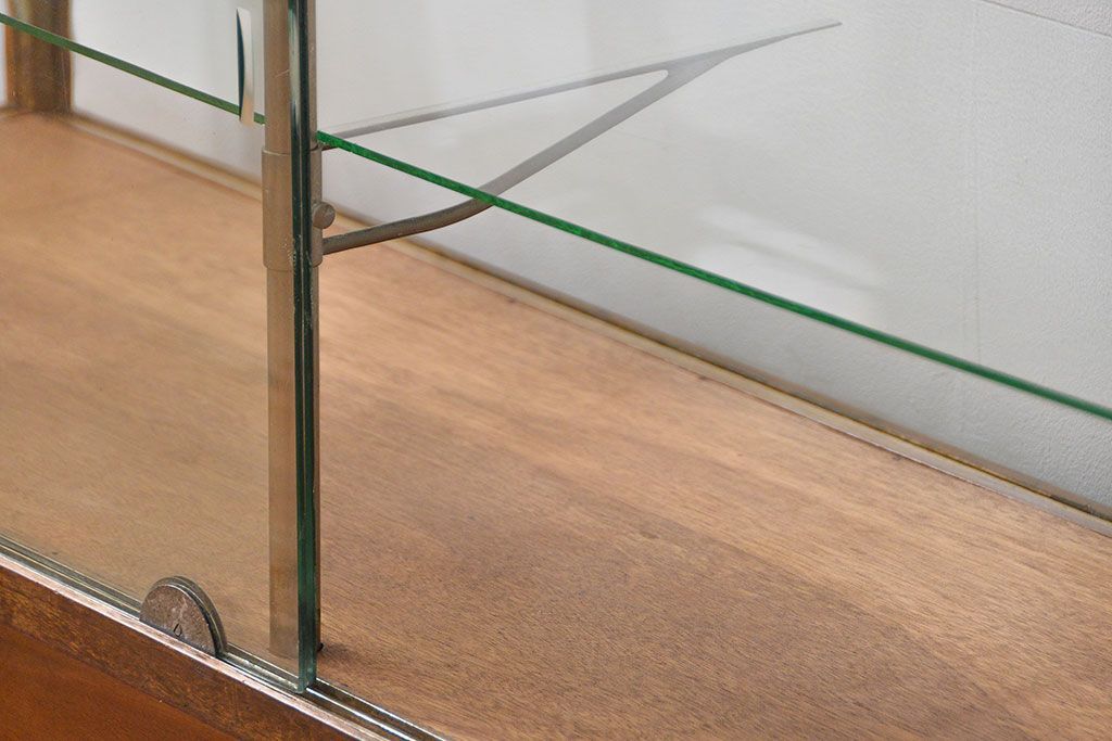 レトロ家具　昭和レトロ　シンプルで大振りなアンティークガラスケース(ショーケース、飾り棚)