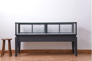 アンティーク家具　アンティーク 脚付き横長ペイントガラスケース(ショーケース)