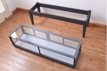 アンティーク家具　アンティーク 脚付き横長ペイントガラスケース(ショーケース)