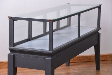 アンティーク家具　アンティーク 脚付き横長ペイントガラスケース(ショーケース)