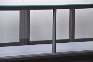 アンティーク家具　アンティーク 脚付き横長ペイントガラスケース(ショーケース)