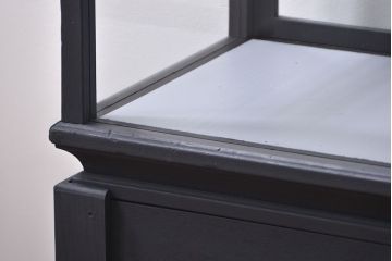 アンティーク家具　アンティーク 脚付き横長ペイントガラスケース(ショーケース)