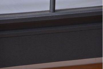 アンティーク家具　アンティーク 脚付き横長ペイントガラスケース(ショーケース)