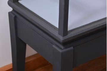 アンティーク家具　アンティーク 脚付き横長ペイントガラスケース(ショーケース)