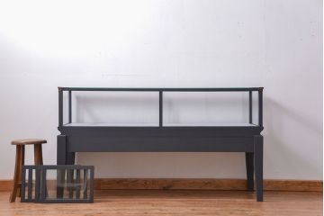 アンティーク家具　アンティーク 脚付き横長ペイントガラスケース(ショーケース)