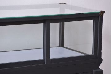 アンティーク家具　アンティーク 脚付き横長ペイントガラスケース(ショーケース)