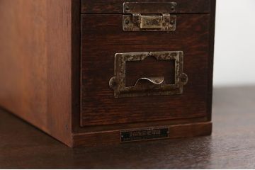 レトロ家具　昭和レトロ 古いナラ材!小さなカードケース (小引き出し、図書館、図書室)