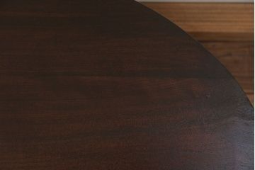 アンティーク家具　アンティーク 古い栓材の小振りな丸型ちゃぶ台 (テーブル、机)