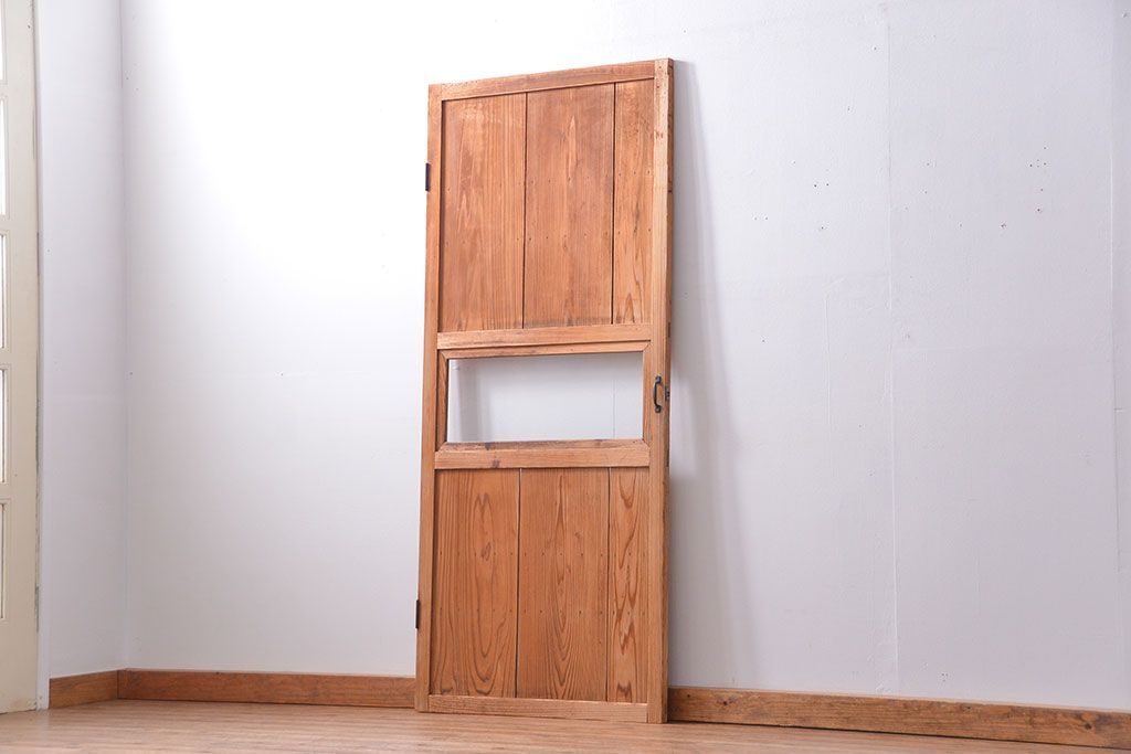 アンティーク　古いレトロな木味の素朴なドア(扉)