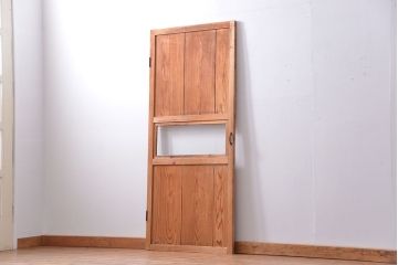 アンティーク　古いレトロな木味の素朴なドア(扉)