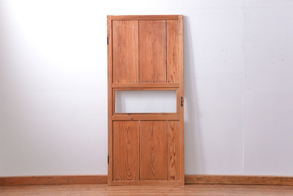 アンティーク　古いレトロな木味の素朴なドア(扉)