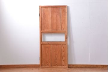 アンティーク　古いレトロな木味の素朴なドア(扉)