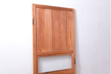 アンティーク　古いレトロな木味の素朴なドア(扉)