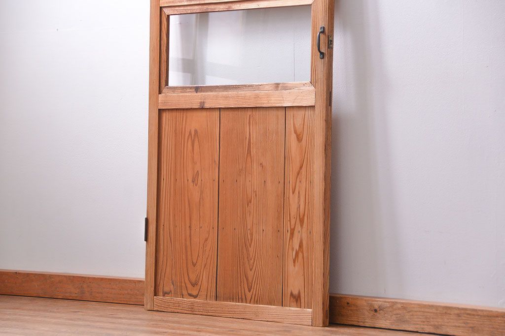 アンティーク　古いレトロな木味の素朴なドア(扉)