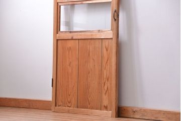 アンティーク　古いレトロな木味の素朴なドア(扉)