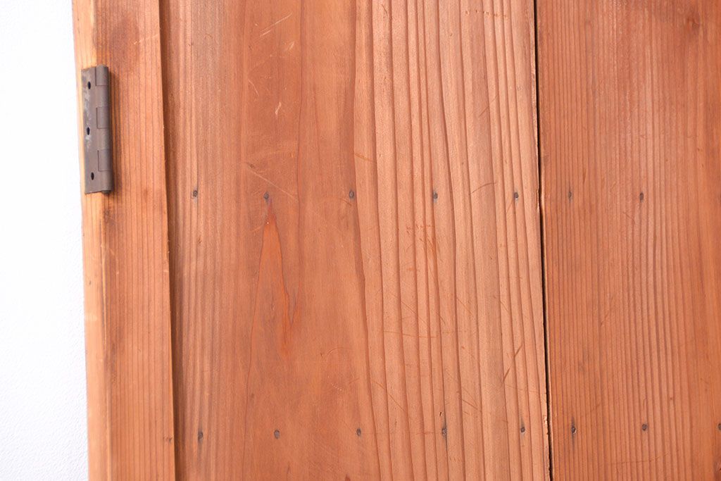 アンティーク　古いレトロな木味の素朴なドア(扉)