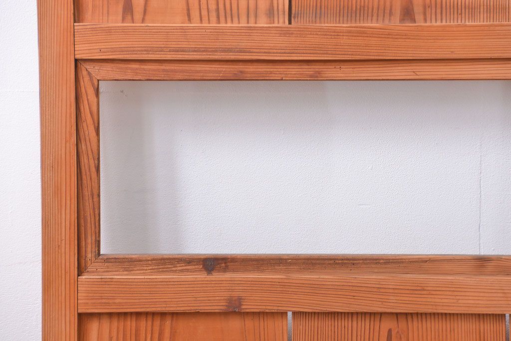 アンティーク　古いレトロな木味の素朴なドア(扉)