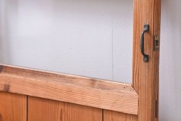 アンティーク　古いレトロな木味の素朴なドア(扉)